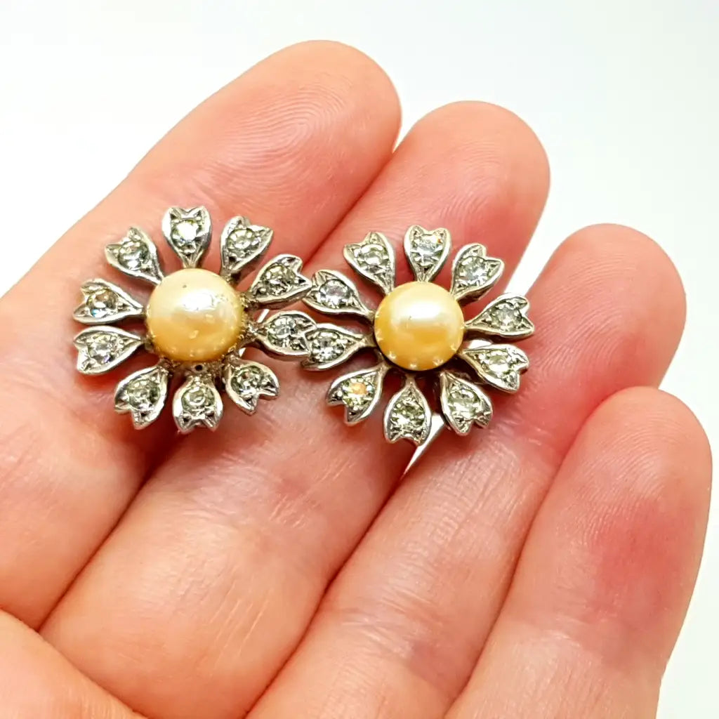 Flor de perla. Pendientes art decó plata circonitas y perlas. Circa 1950.