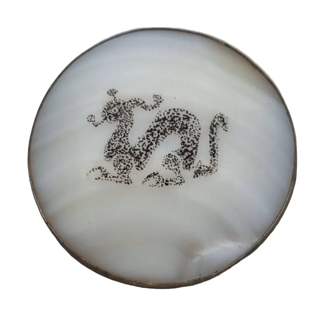 Broche blanco oriental con caballo de dragón pintado sobre nácar pin japonés