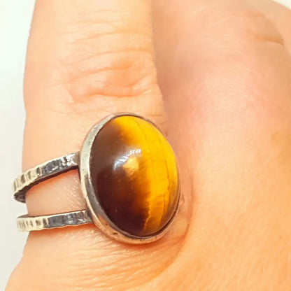 Anillo boho de plata con piedra ojo tigre joyería artesanal los años 70