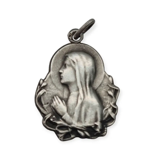 Medalla antigua Art Nouveau en plata con Virgen diseño floral circa 1900–1930