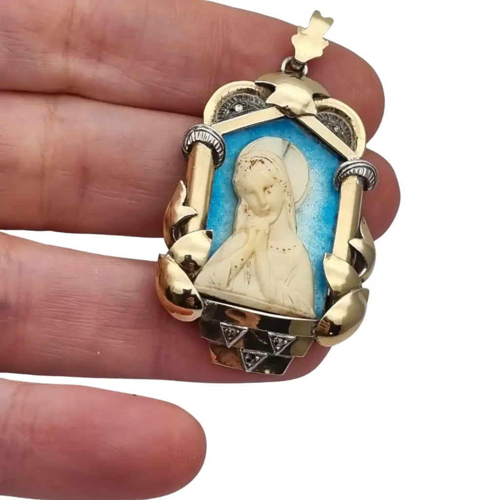 Medalla Art Déco década de 1930 con la Virgen María en plata oro y esmalte