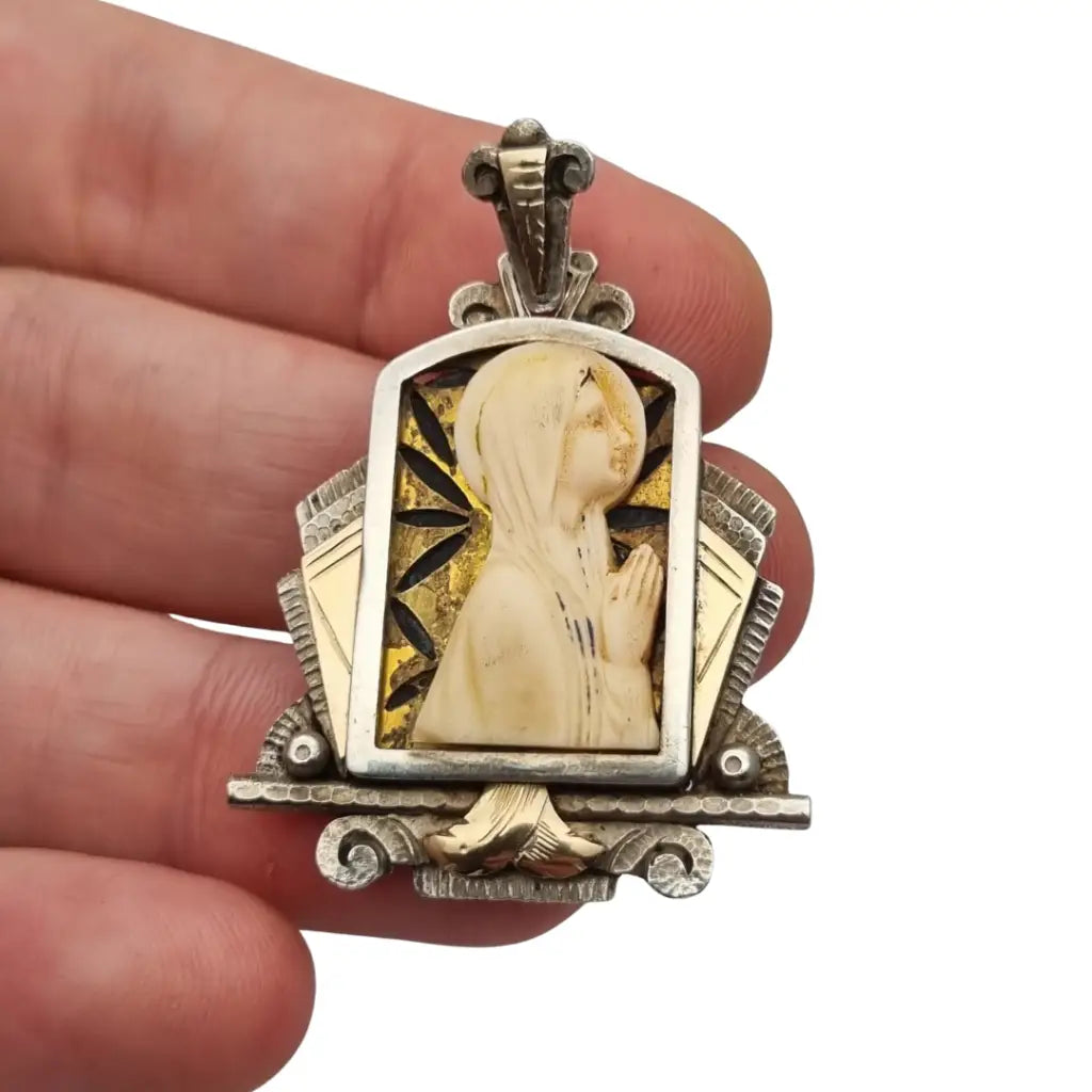 Medalla Art Decó de plata y vistas doradas con Virgen tallada circa 1930 joya