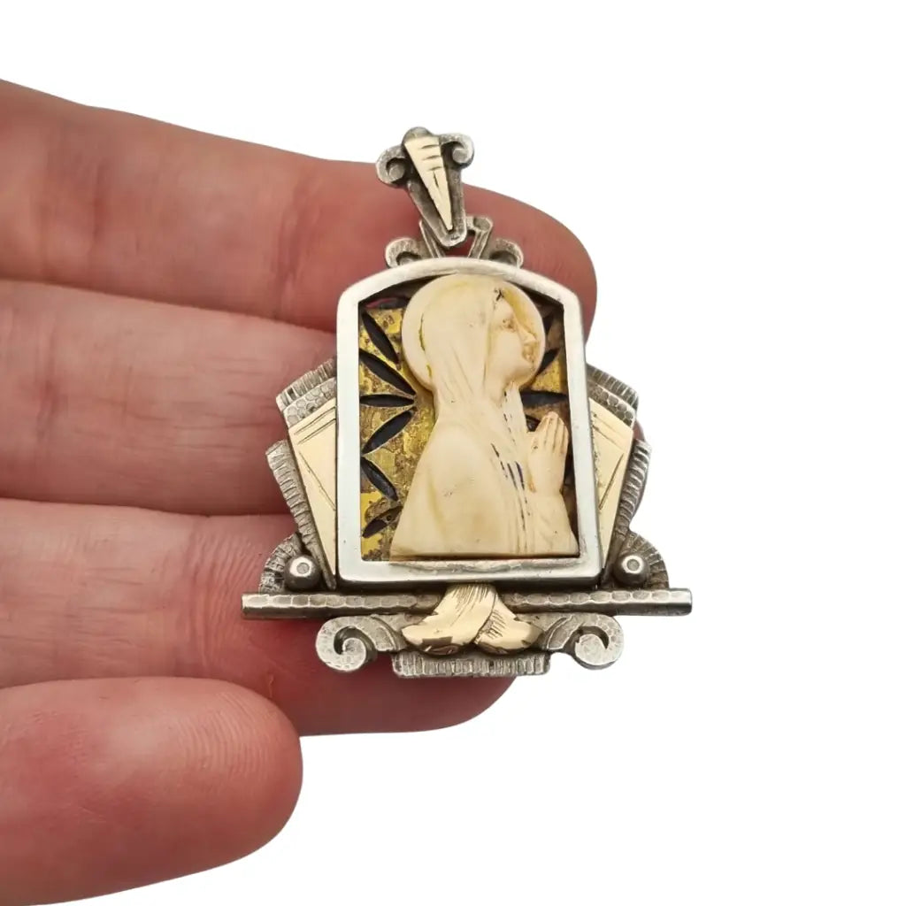 Medalla Art Decó de plata y vistas doradas con Virgen tallada circa 1930 joya