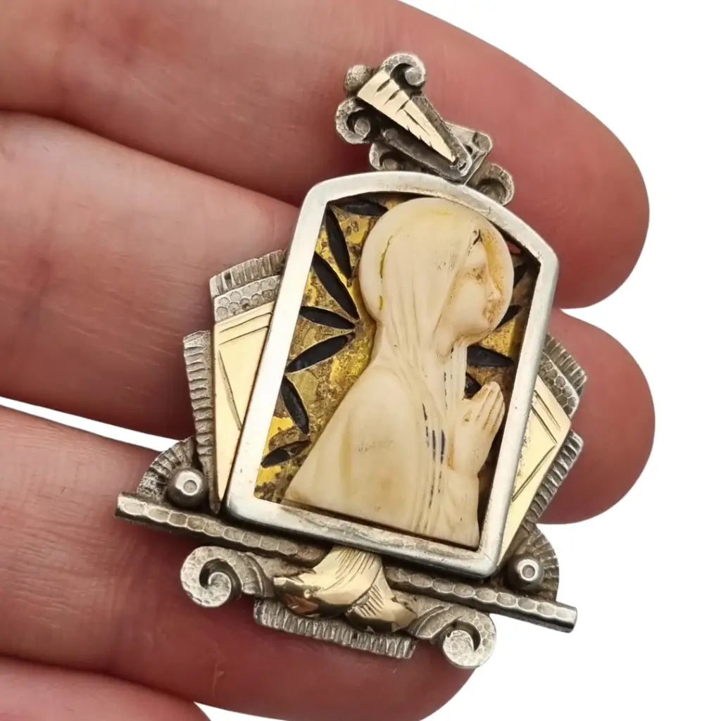 Medalla Art Decó de plata y vistas doradas con Virgen tallada circa 1930 joya