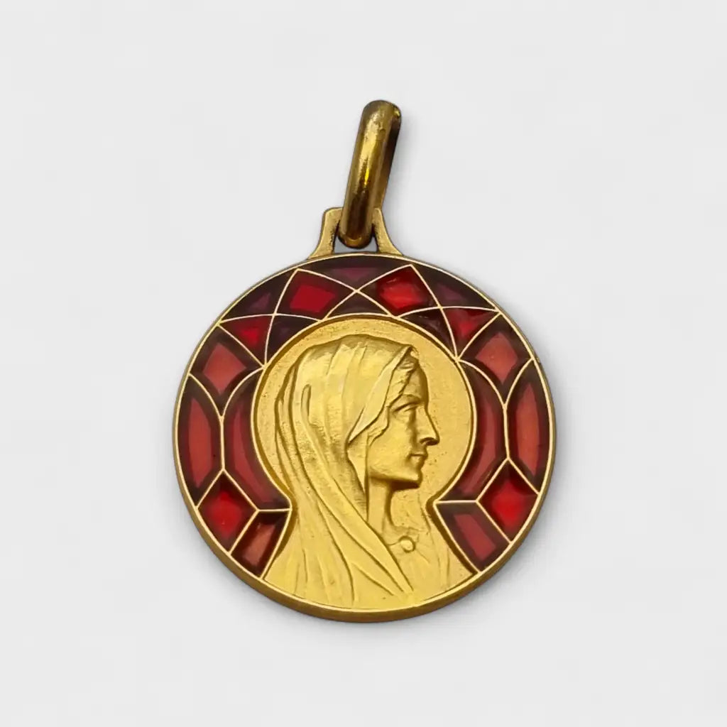 Medalla religiosa esmaltada con Virgen y esmalte rojo estilo vitrales en metal