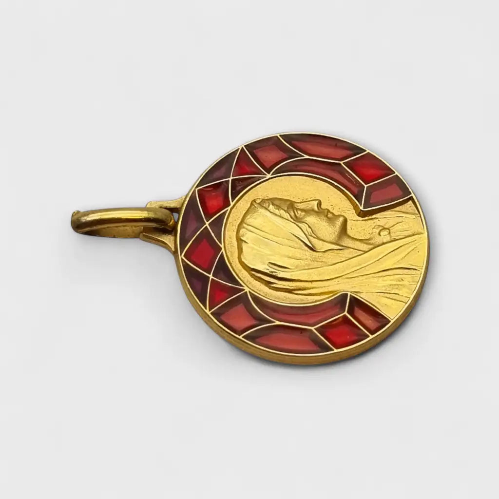 Medalla religiosa esmaltada con Virgen y esmalte rojo estilo vitrales en metal