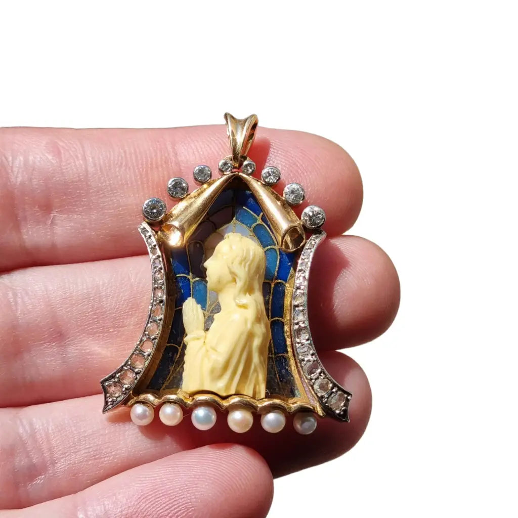 Medalla Virgen Art Nouveau esmaltada en oro de 18k con diamantes y perlas