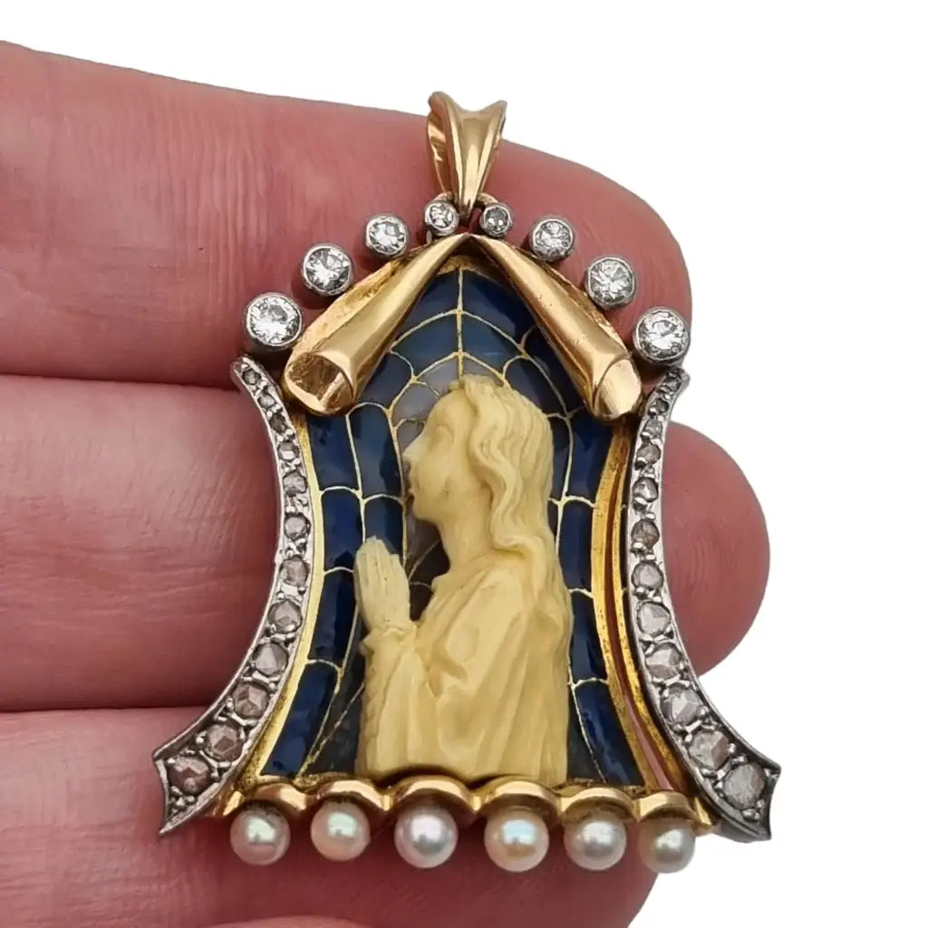 Medalla Virgen Art Nouveau esmaltada en oro de 18k con diamantes y perlas