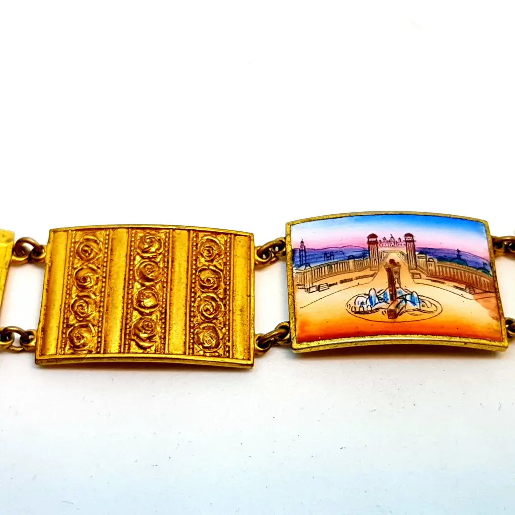 Pulsera de esmalte sobre metal dorado grabado. Circa 1930. Joyería antigua