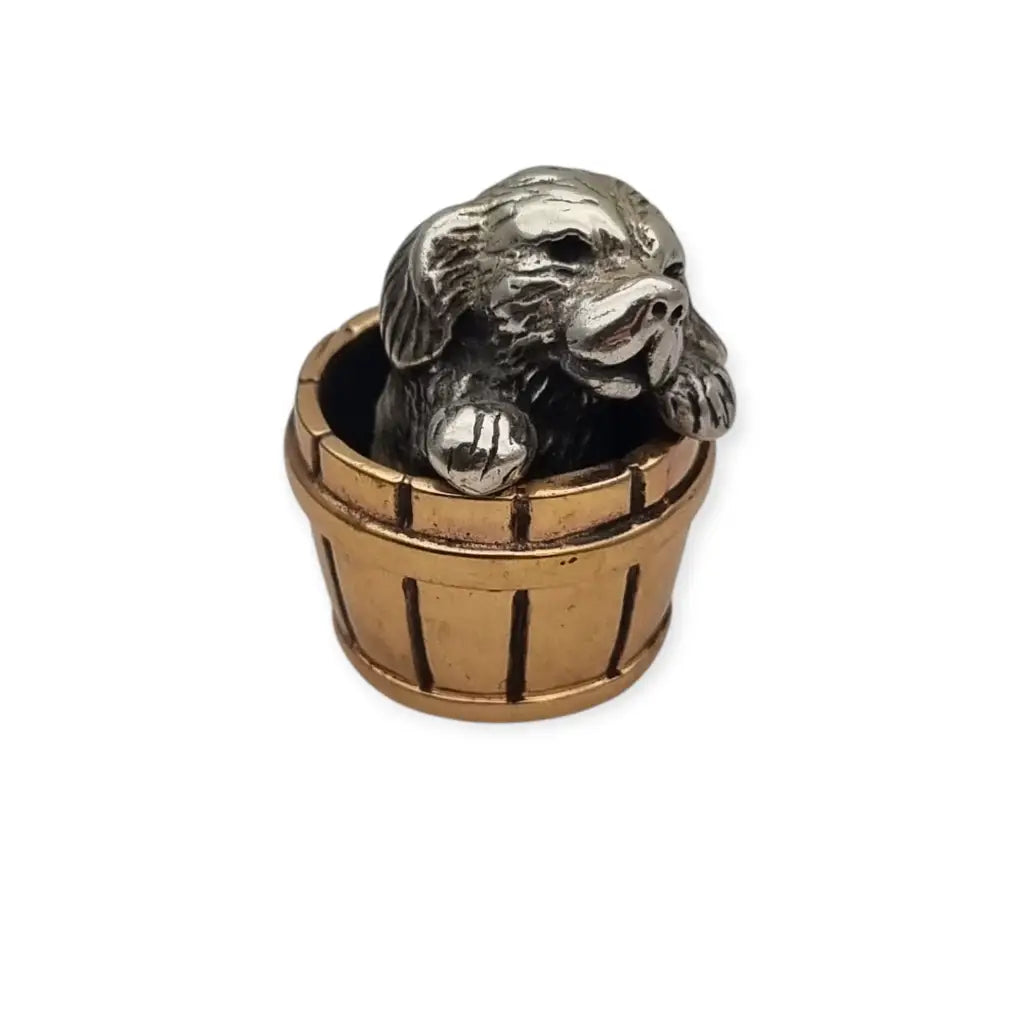 Miniatura italiana vintage de plata 800 perro en un barril dorado. Artesanía