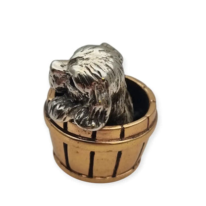 Miniatura italiana vintage de plata 800 perro en un barril dorado. Artesanía