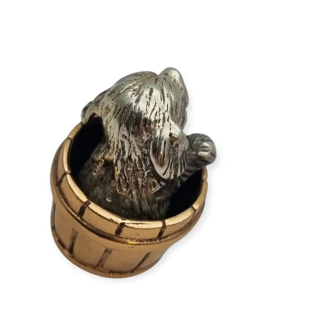 Miniatura italiana vintage de plata 800 perro en un barril dorado. Artesanía