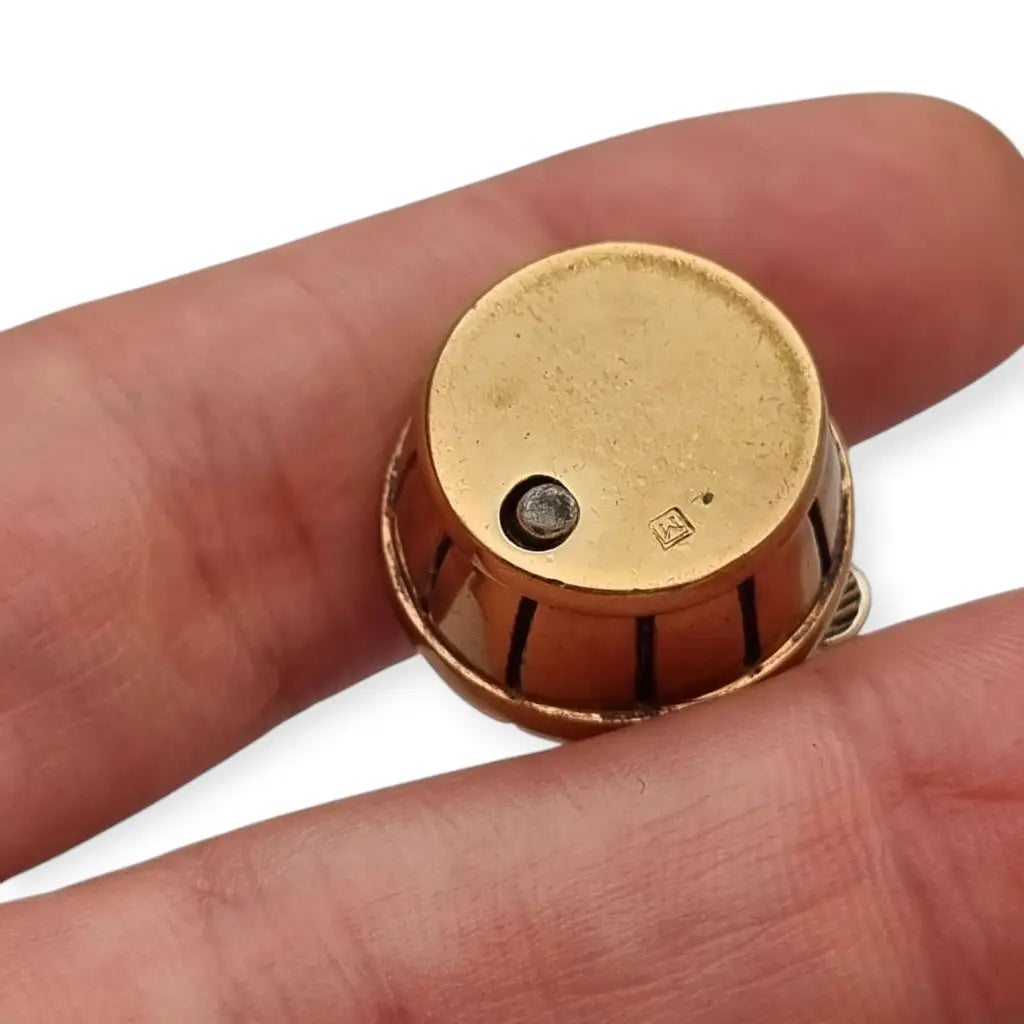 Miniatura italiana vintage de plata 800 perro en un barril dorado. Artesanía