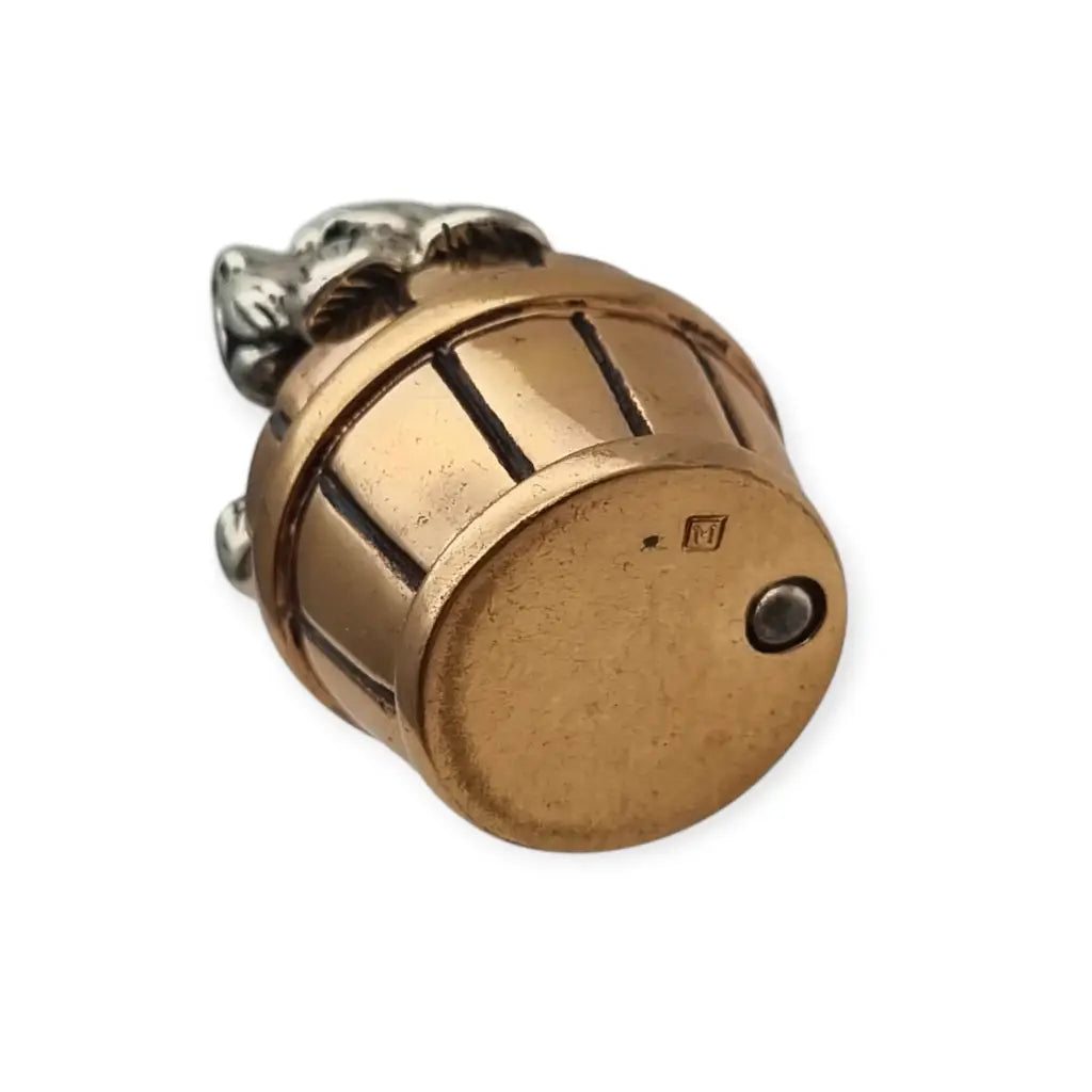 Miniatura italiana vintage de plata 800 perro en un barril dorado. Artesanía