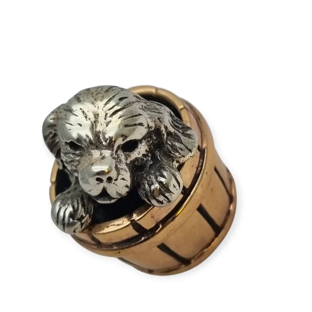 Miniatura italiana vintage de plata 800 perro en un barril dorado. Artesanía