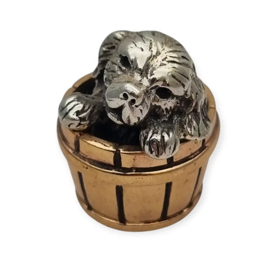 Miniatura italiana vintage de plata 800 perro en un barril dorado. Artesanía