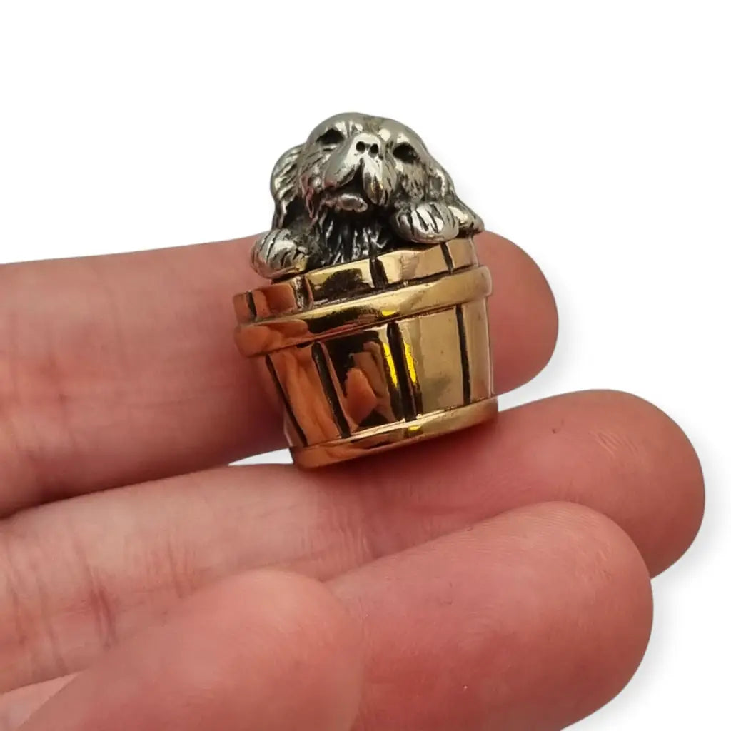 Miniatura italiana vintage de plata 800 perro en un barril dorado. Artesanía