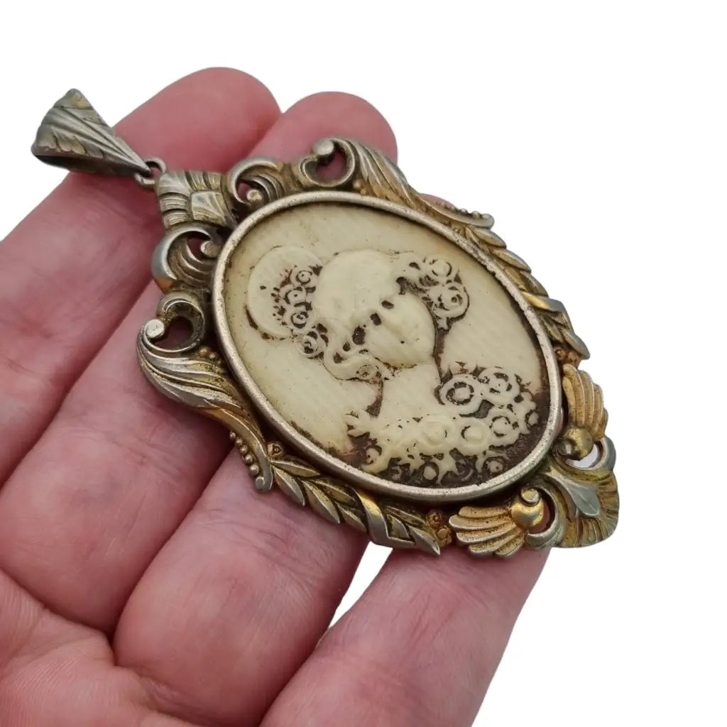 Medalla art deco dorada colgante camafeo vintage dama tallada antiguo