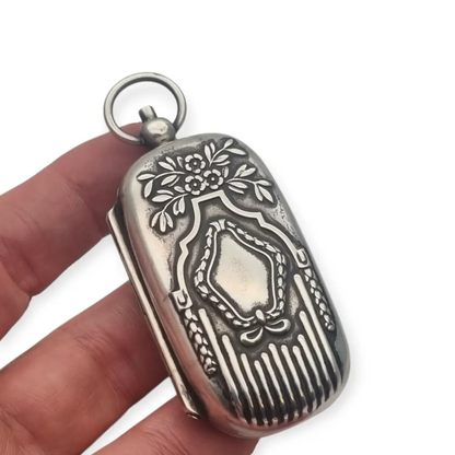 Monedero colgante Art Nouveau de plata grabada con doble compartimento interior