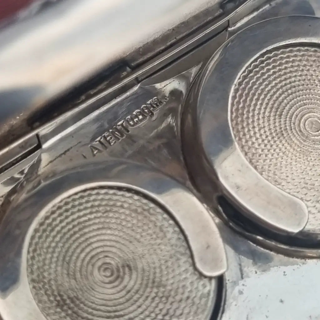 Monedero colgante Art Nouveau de plata grabada con doble compartimento interior