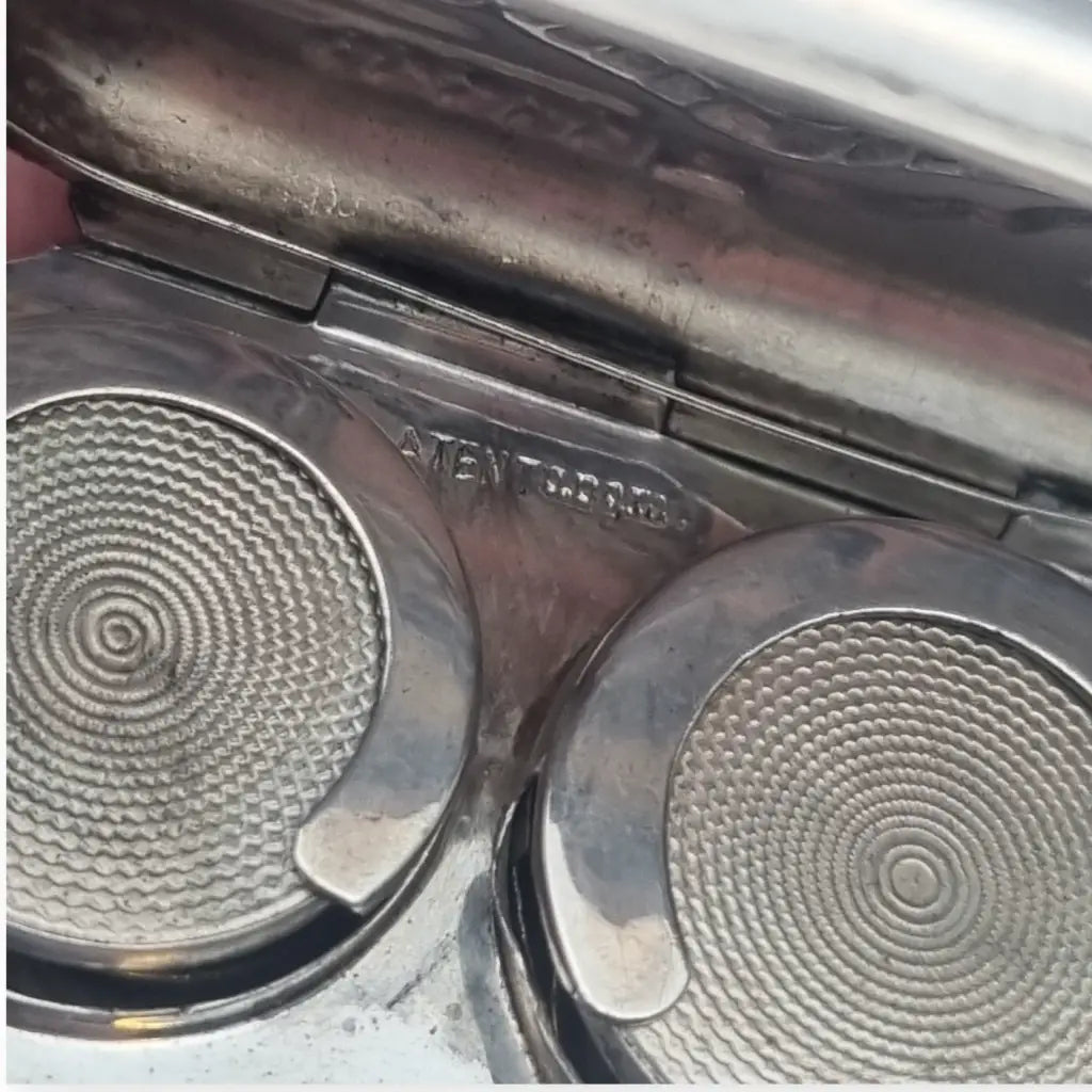 Monedero colgante Art Nouveau de plata grabada con doble compartimento interior