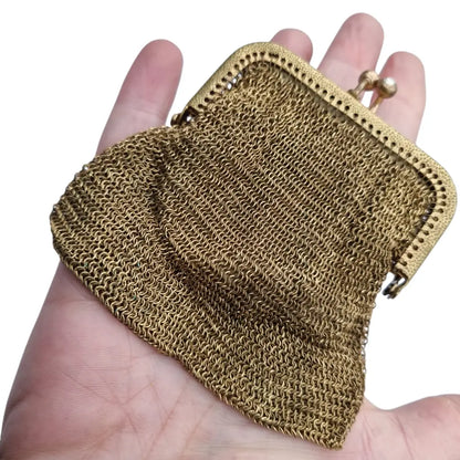 Monedero de malla dorada con cierre cristales y forro interior circa.