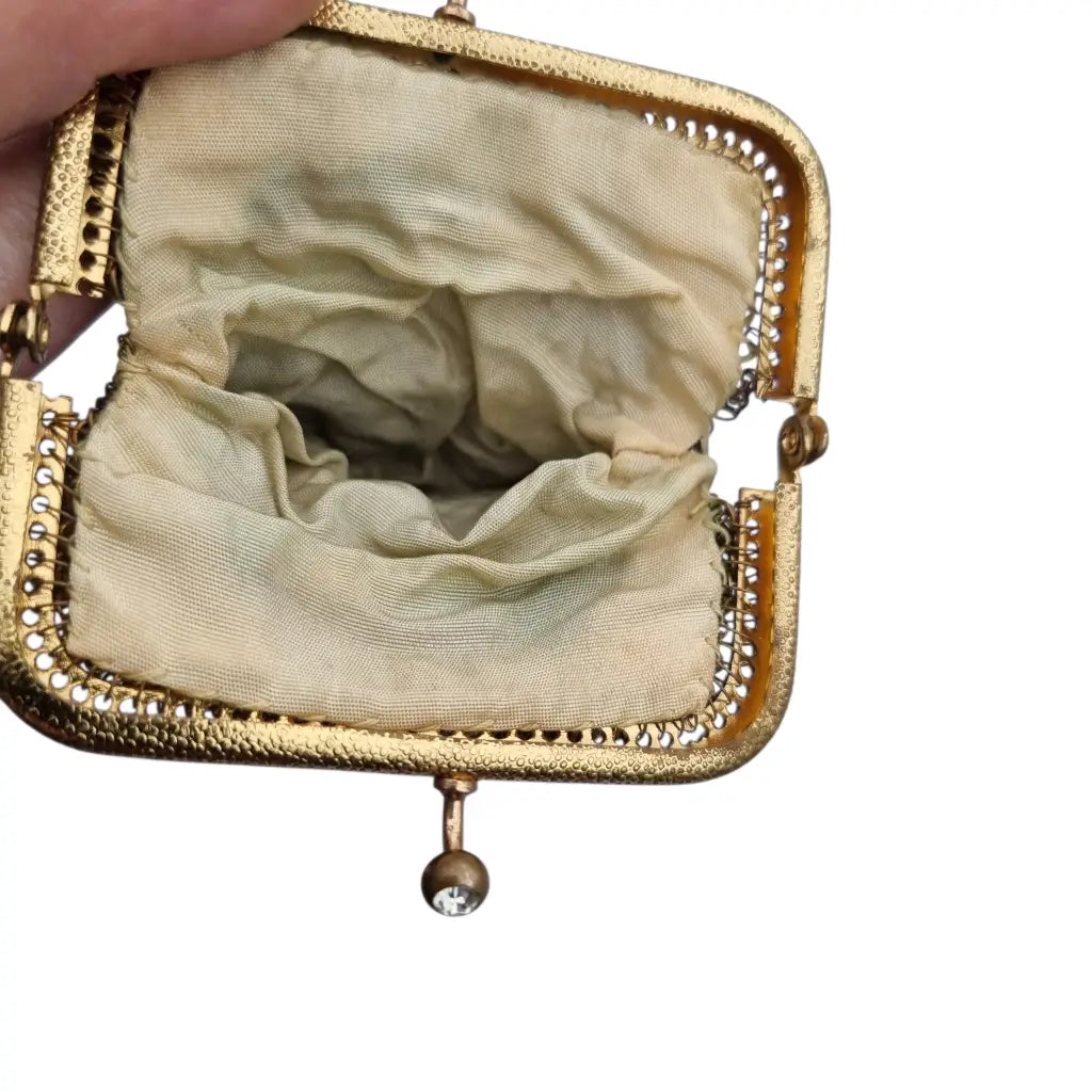 Monedero de malla dorada con cierre cristales y forro interior circa.