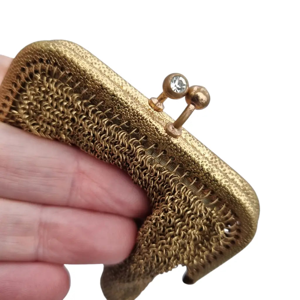 Monedero de malla dorada con cierre cristales y forro interior circa.