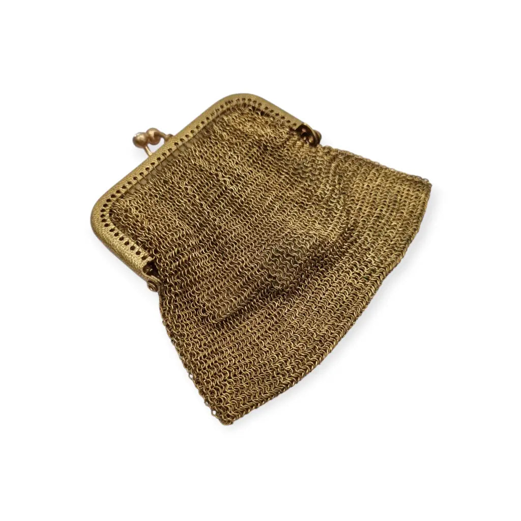 Monedero de malla dorada con cierre cristales y forro interior circa.