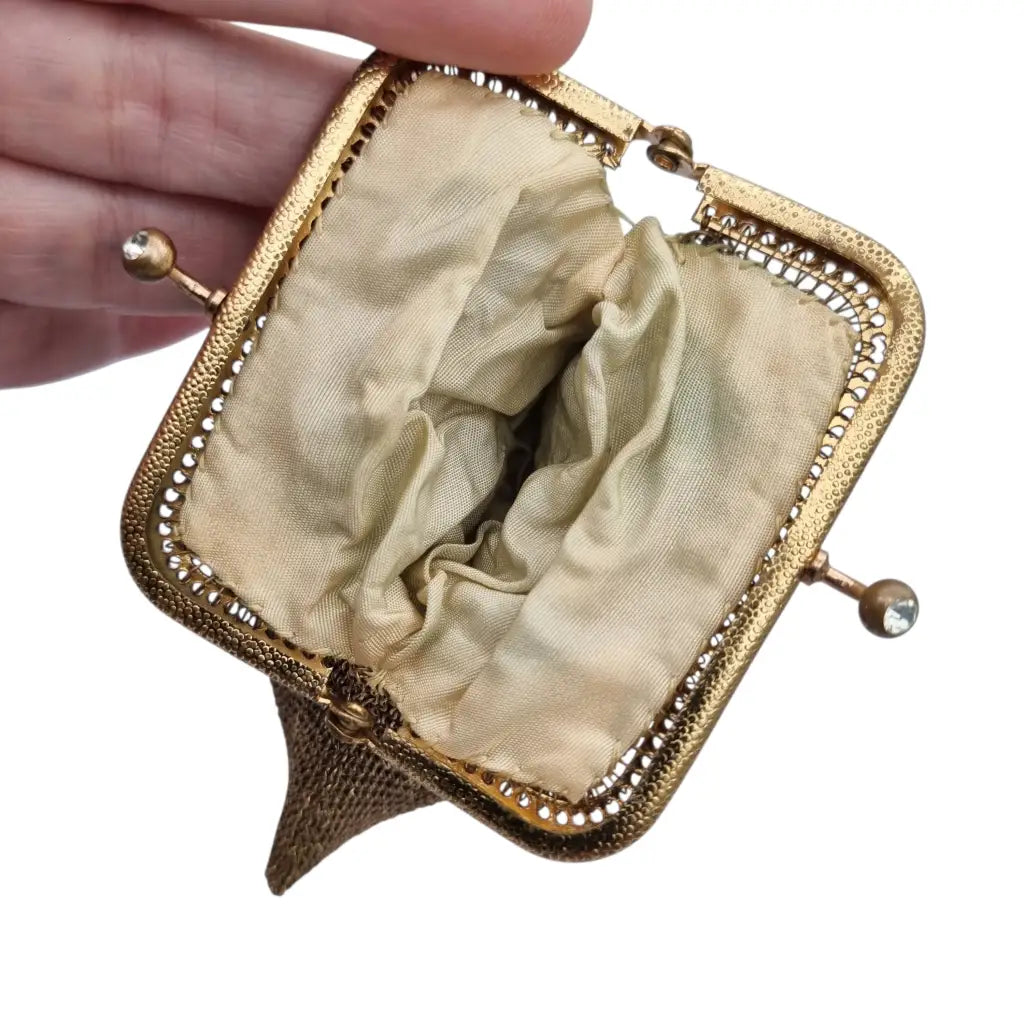Monedero de malla dorada con cierre cristales y forro interior circa.