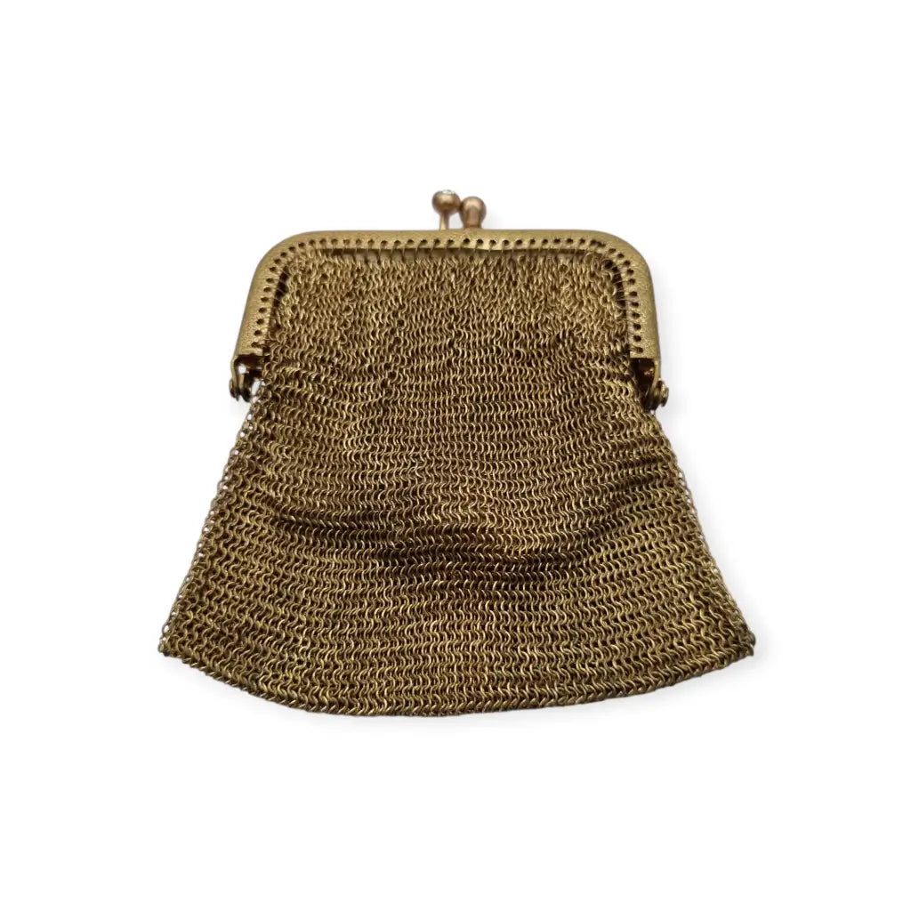 Monedero de malla dorada con cierre cristales y forro interior circa.