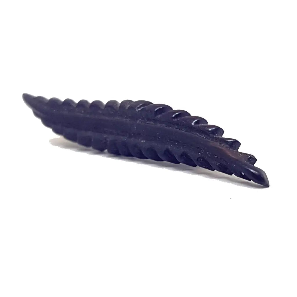 Broche de baquelita negra vintage tallas hojas para la solapa o el sombrero