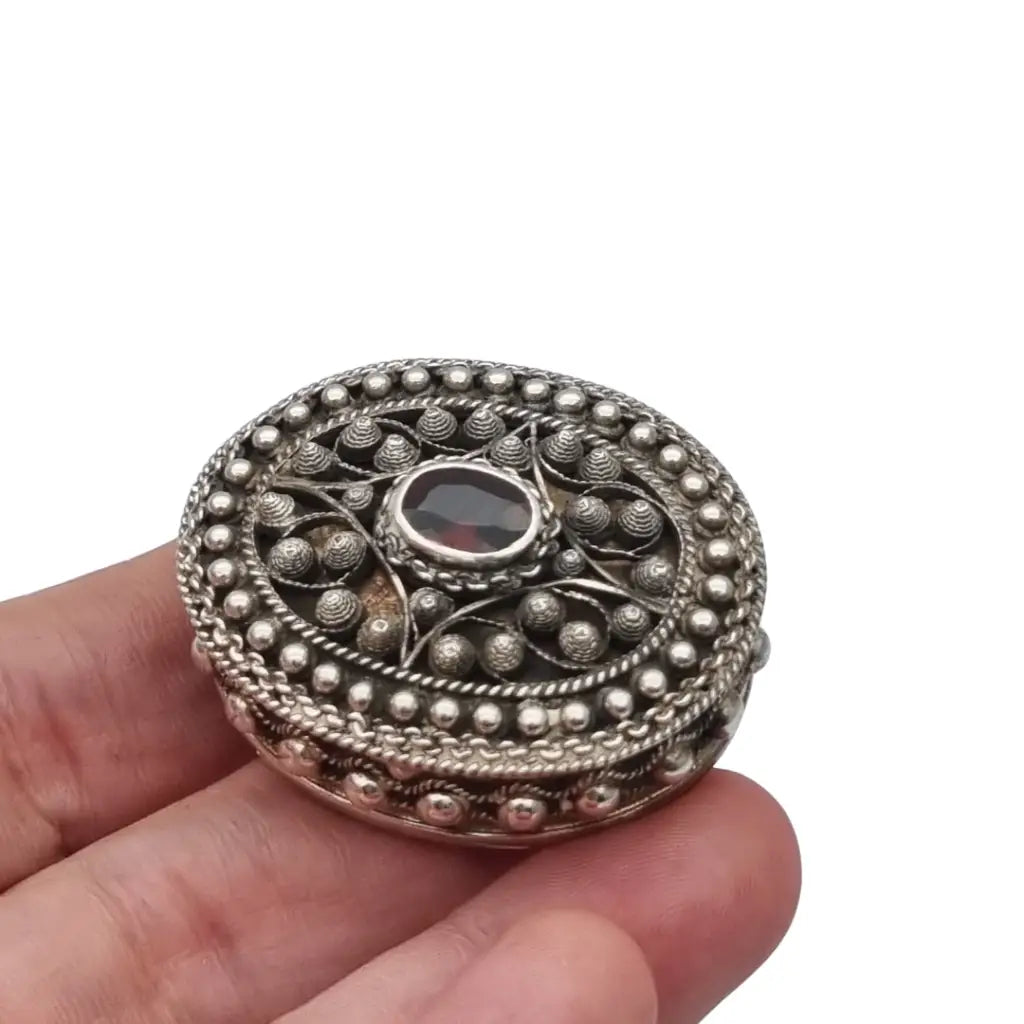 Pastillero de plata 925 decorado con filigrana y granate caja ovalada artesanal