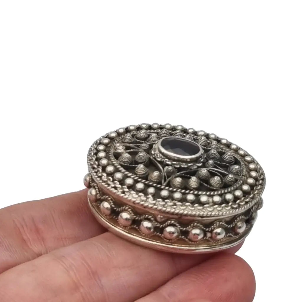 Pastillero de plata 925 decorado con filigrana y granate caja ovalada artesanal