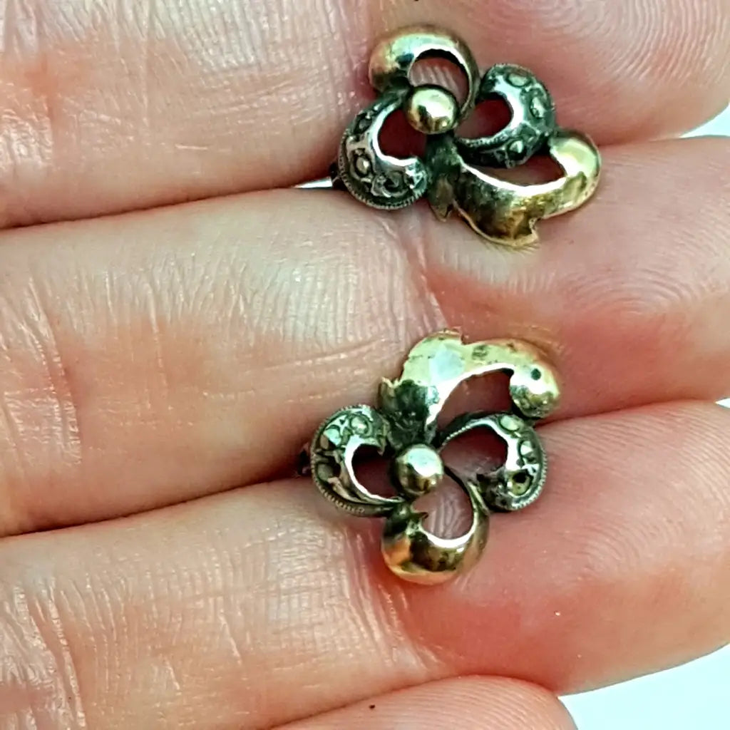 Pendientes art deco de plata y oro Circa 1940 Joyería antigua vintage.