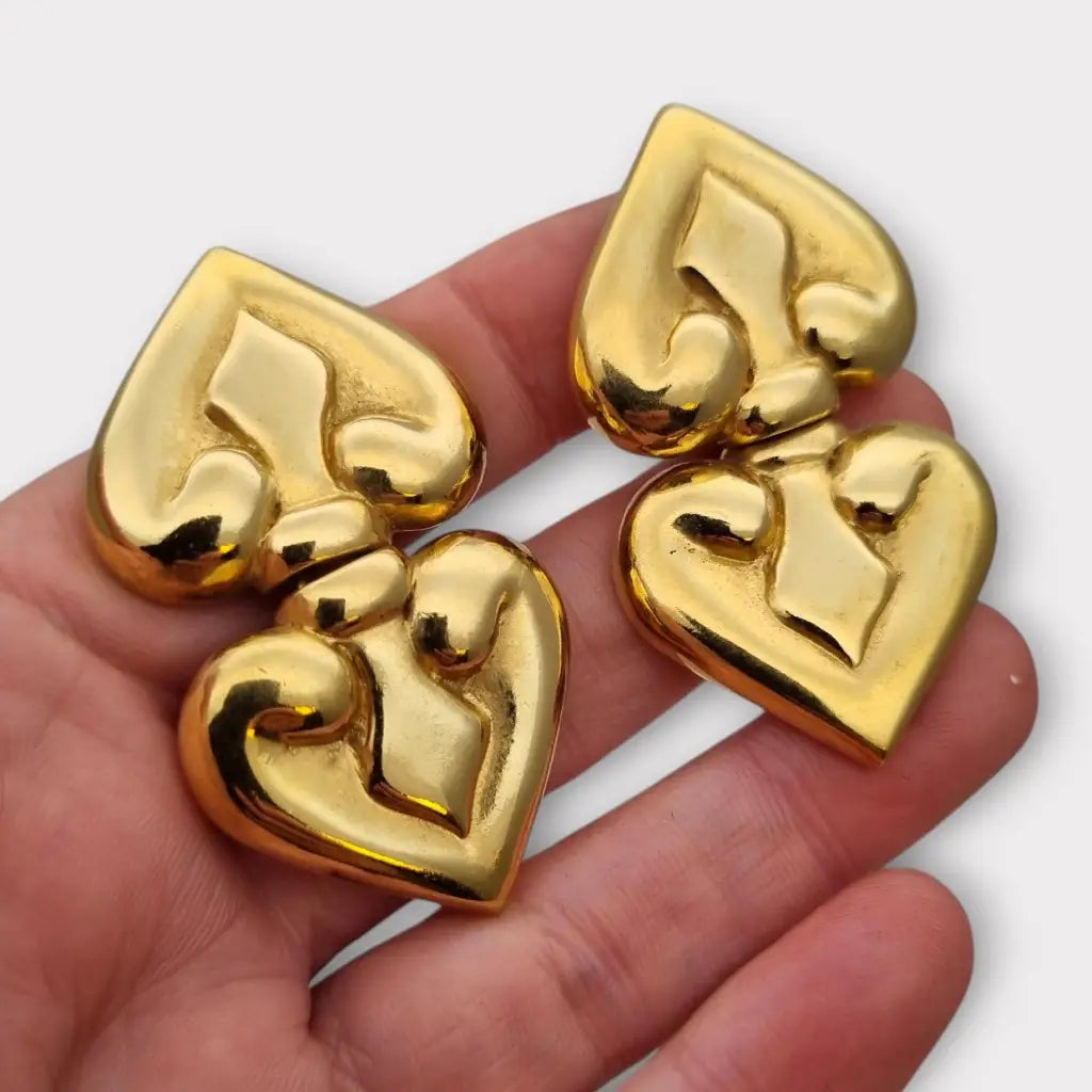 Pendientes dorados en forma de corazón estilo barroco disco los 80 cierre