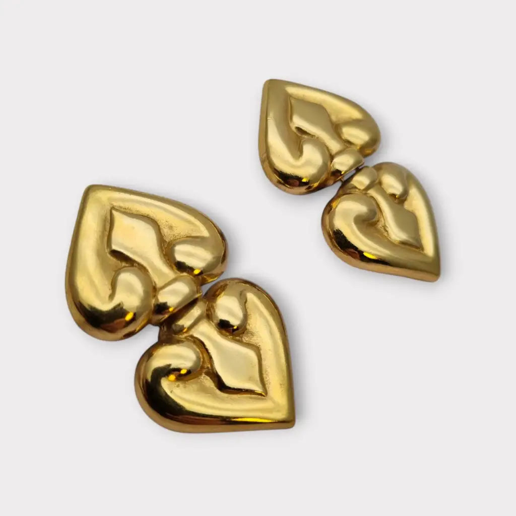 Pendientes dorados en forma de corazón estilo barroco disco los 80 cierre