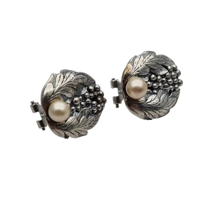 Pendientes de flores art deco con y perlas plata. Circa 1950.