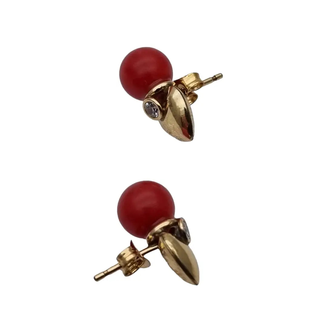 Pendientes laminados de coral rojo y oro con circonitas blancas novedades