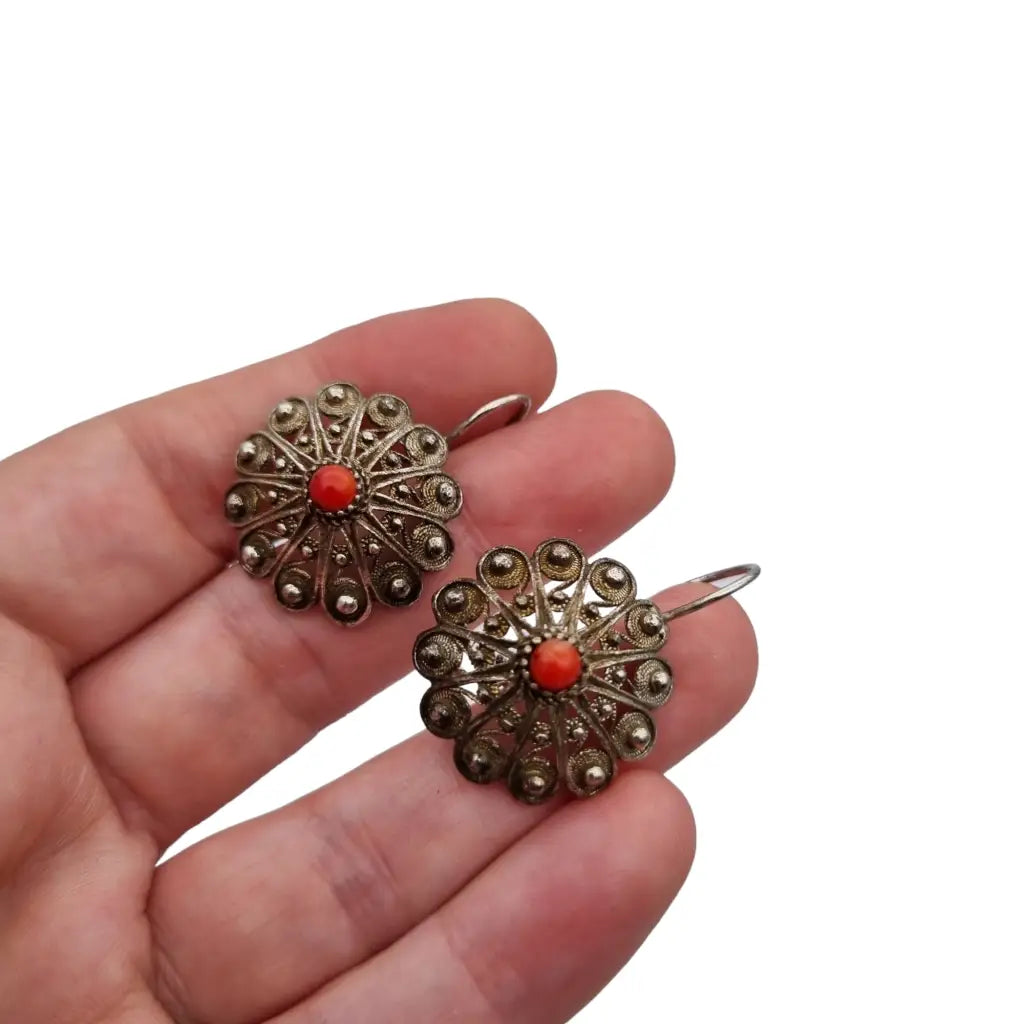 Pendientes vintage de filigrana plata con coral forma redonda.