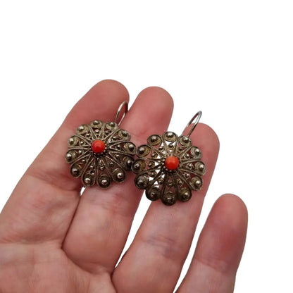 Pendientes vintage de filigrana plata con coral forma redonda.