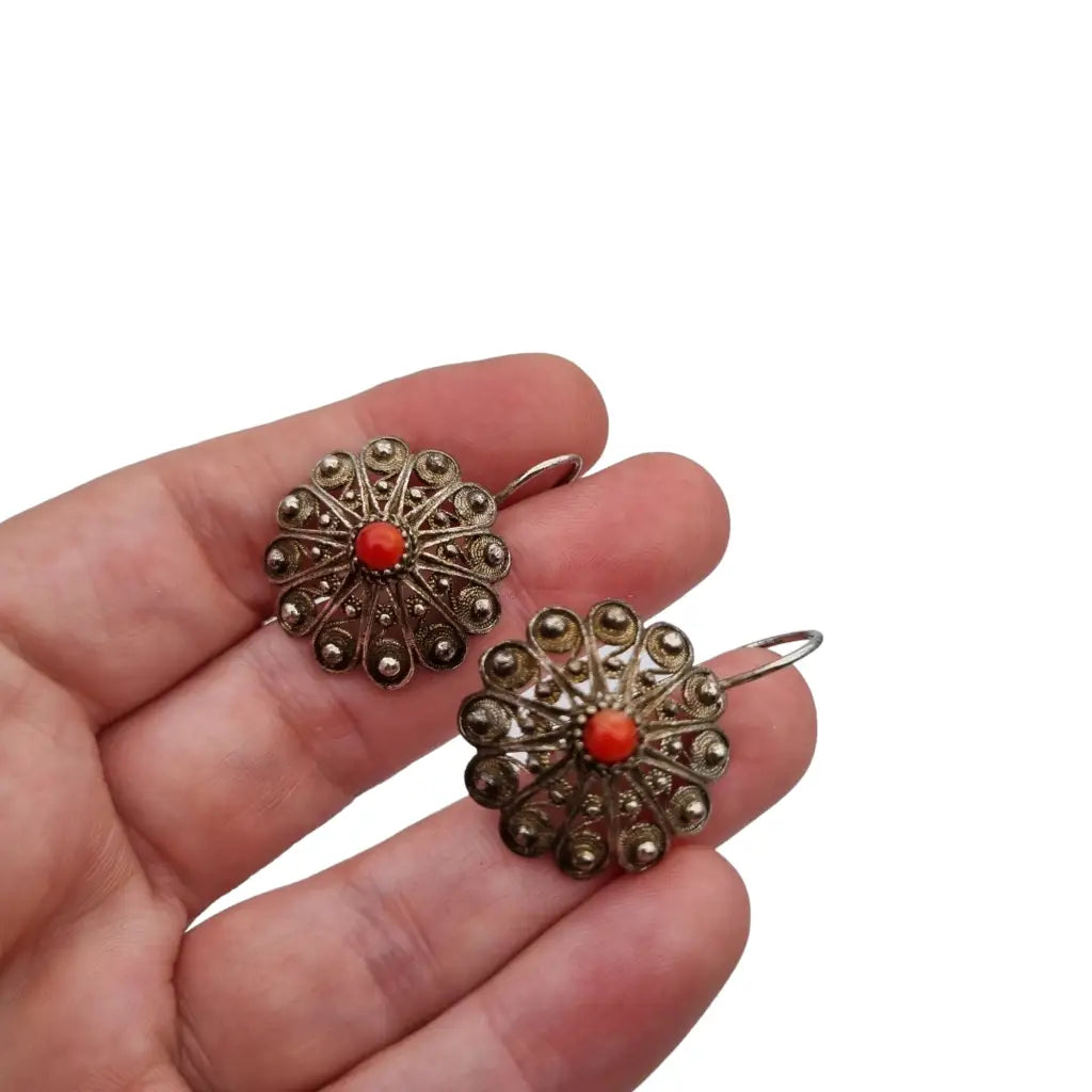 Pendientes vintage de filigrana plata con coral forma redonda.