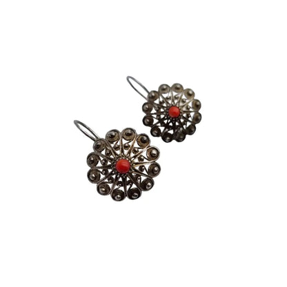 Pendientes vintage de filigrana plata con coral forma redonda.