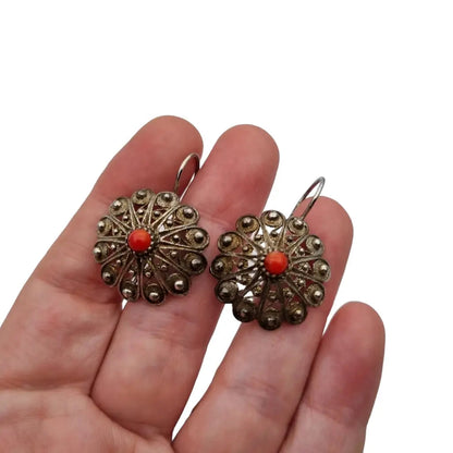 Pendientes vintage de filigrana plata con coral forma redonda.