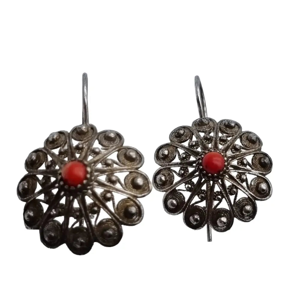 Pendientes vintage de filigrana plata con coral forma redonda.