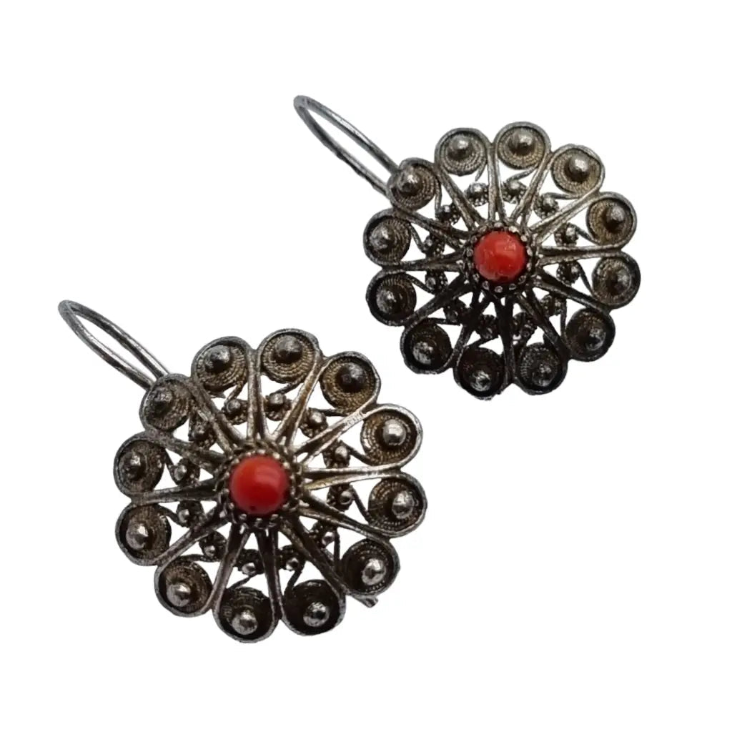 Pendientes vintage de filigrana plata con coral forma redonda.