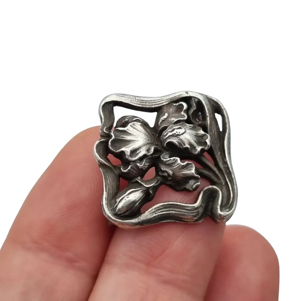 Pequeño Broche Art Nouveau en plata con flor iris relieve – joya floral