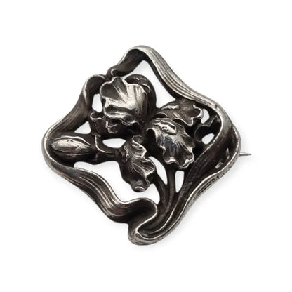 Pequeño Broche Art Nouveau en plata con flor iris relieve – joya floral