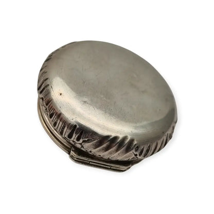 Polvera modernista en plata repujada con espejo interior Art Nouveau ca.