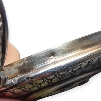 Polvera modernista en plata repujada con espejo interior Art Nouveau ca.